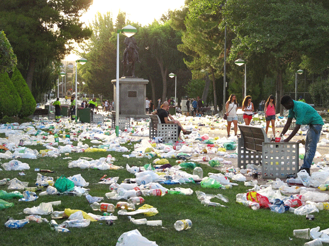 Basura en el Torreón después de la Pandorga /Fotos Rueda Villaverde