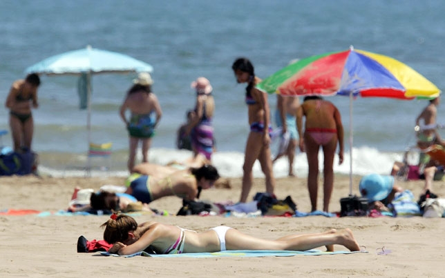 Gente tomando el sol en la playa /LT