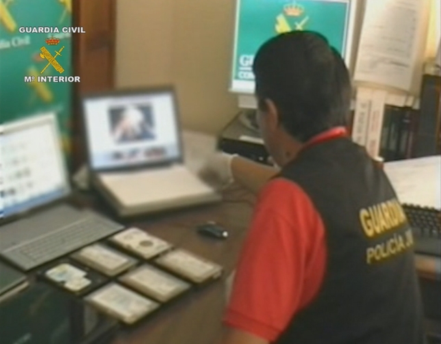 Uno de los miembros de la Guardia Civil, durante la operación. Guardia Civil