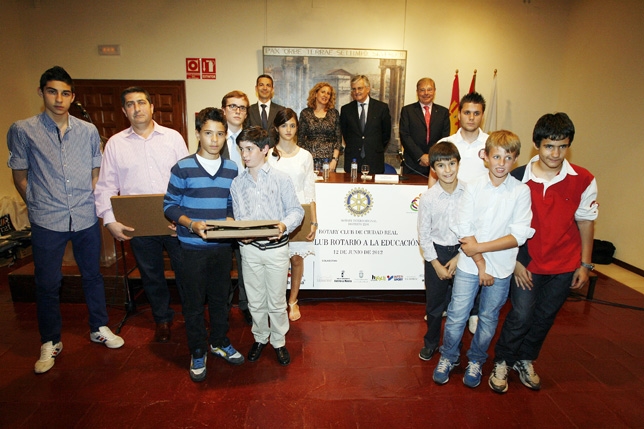 Foto de familia de los premiados. Tomás Fdez. de Moya