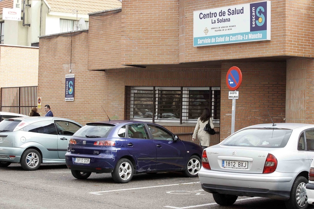 Los vecinos se concentrarán en las puertas del centro de salud La Solana, en la imagen, el viernes 5 de julio. Manu Reino