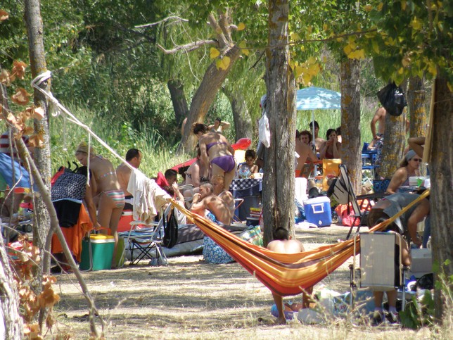 El embalse de Cazalegas es uno de los destinos preferidos por los vecinos de la comarca para refrescarse durante los días de verano.  Peña