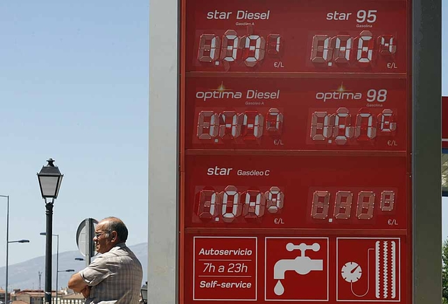Precios del combustible en una gasolinera de la capital. David Castro