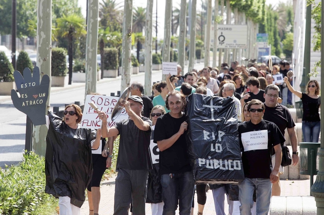 Más de un centenar de trabajadores públicos del ICS y de otros centros se manifestaron ayer con una ‘cacerolada’ por la avenida de Madrid. Manu Reino