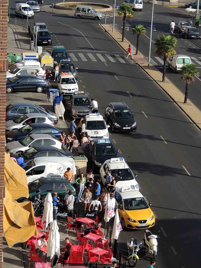 Alumnos y una fila de vehículos en doble fila, ayer en Pablo Picasso. L.T.