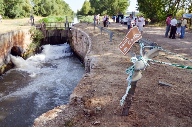 Lugar en el que se ha producido el accidente en el que seis personas han perdido la vida al salirse de la vía con su coche y caer al Canal de Castilla.  Ical
