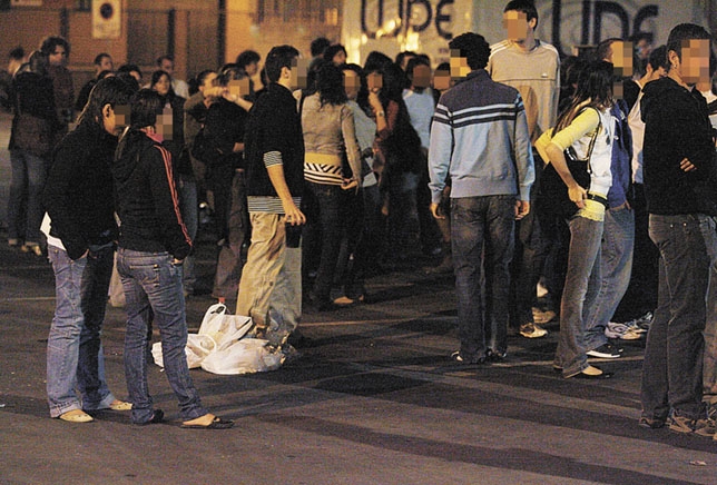Botellón en la calle Echegaráy. Carlos Sendarrubias.