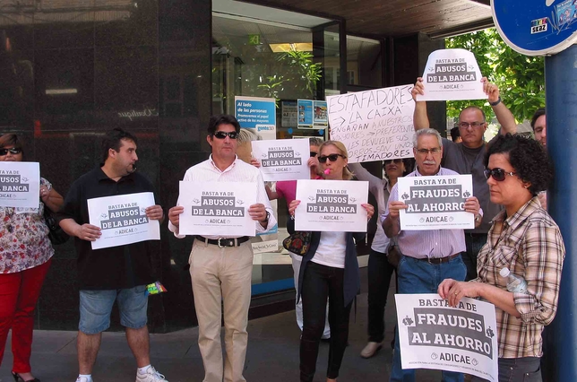 Afectados y allegados, ayer concentrados frente a una sucursal bancaria. J.M.