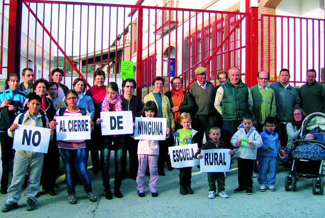 Los alumnos del colegio de Aldeanovita protestaron ya hace varios meses junto a sus padres y vecinos del municipio. Manu Reino