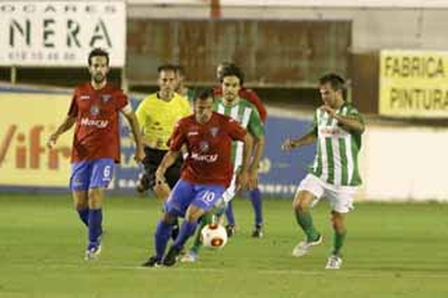 José Romero, que se ha hecho con un sitio en el equipo titular de La Roda CF, conduce un balón. Rubén Serrallé