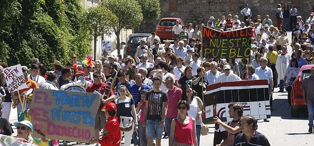 Manifestación en Navalperal contra el cambio de horario de trenes. David Castro