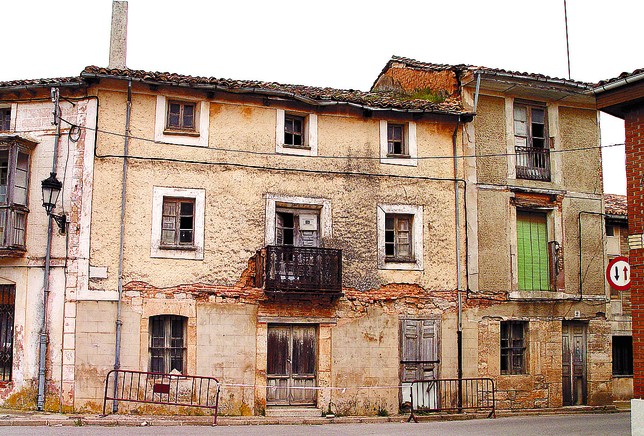 El inmueble de la derecha, en la calle Diego Porcelos, es donde se cree nació el Padre Flórez y está en ruinas. DB