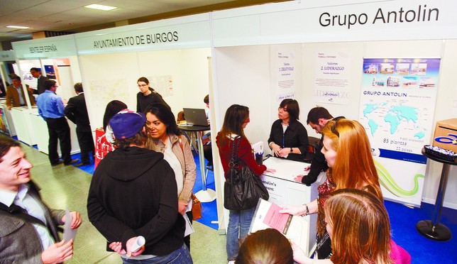 Desde el año 2002 la institución académica ha realizado foros de empleo para poner en contacto a los titulados con las ofertas laborales.  Alberto Rodrigo