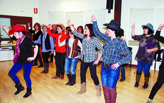 Las mujeres exponen qué saben hacer, y se convierten en profesoras, por ejemplo, de clases de baile.  Diario de Burgos