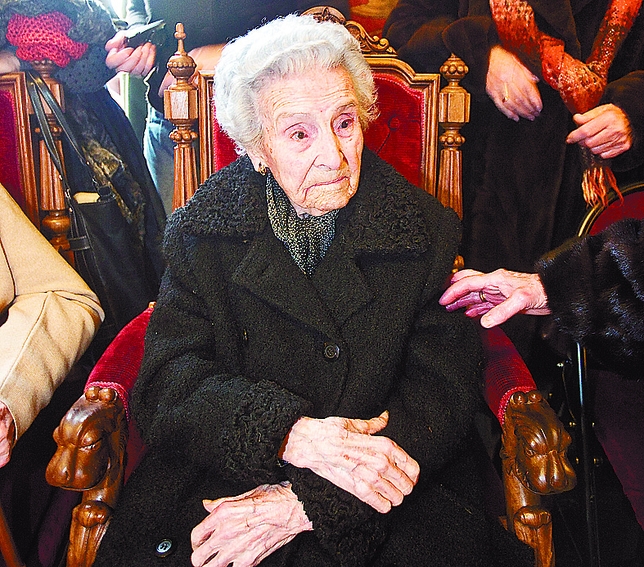 Adelaida González, que cumplió 110 años el pasado mes de octubre, durante el homenaje que rindió el Ayuntamiento a todos los centenarios. DB/Miguel Ángel Valdivielso