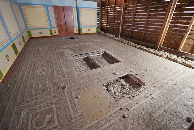 La escena central de este mosaico romano, sito en la localidad burgalesa de Baños de Valdearados, desapareció en un «trabajito» de una banda. Ricardo Ordóñez (Ical)