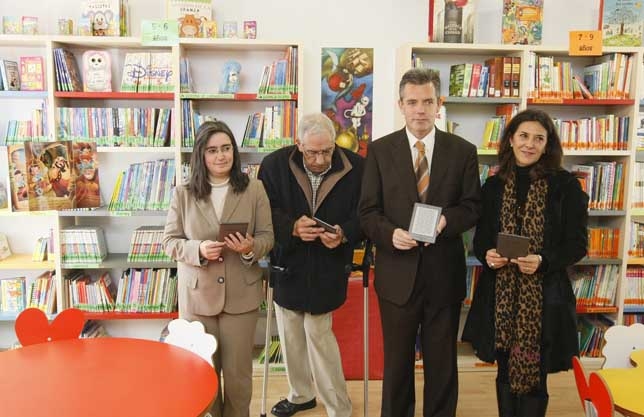 Las bibliotecas municipales abulenses ya cuentan con libros electrónicos a préstamo. Antonio Bartolomé