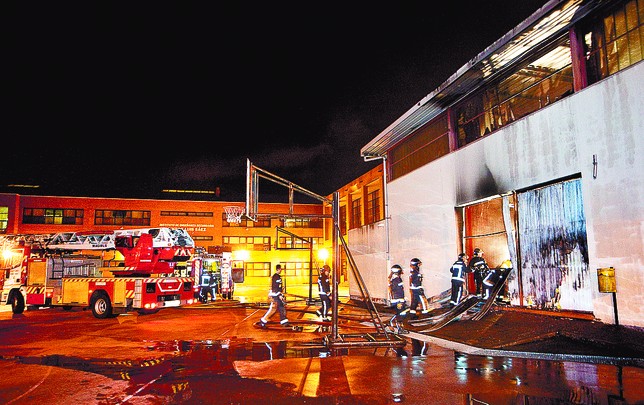 Los bomberos de Burgos sofocaron las llamas en el gimnasio. Luis López Araico