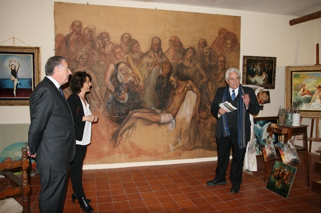 Alfredo Palmero (d) muestra la sala donde su padre pintaba, junto a la nieta del maestro y el alcalde almodovareño. / DIEGO RODRÍGUEZ