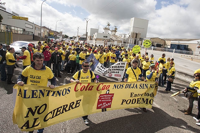 Los trabajadores de la factoría palentina se movilizaron para protestar contra el cierre.  Óscar Navarro