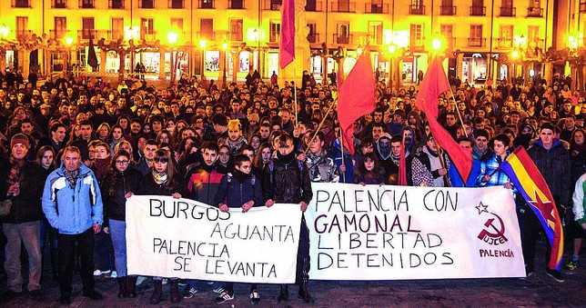 Los manifestantes se concentraron en la Plaza Mayor al mismo tiempo que se celebraba un Pleno.  Oscar Navarro