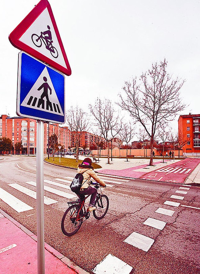 Paso de bicicletas con señal que advierte de su presencia. Jesús J. Matías
