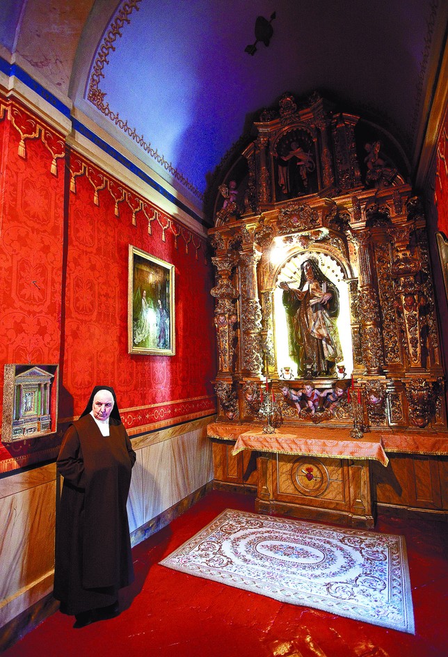 Teresa, priora del convento, en la estancia que fue celda de la santa, hoy reconvertida en capilla con una talla de Gregorio Hernández.. Luis López Araico