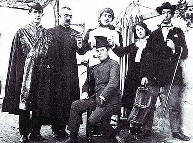 De i. a d., Pepín Bello, José Moreno, Luis Buñuel, María Luisa González y Dalí. Sentado, Juan Vicens. DB