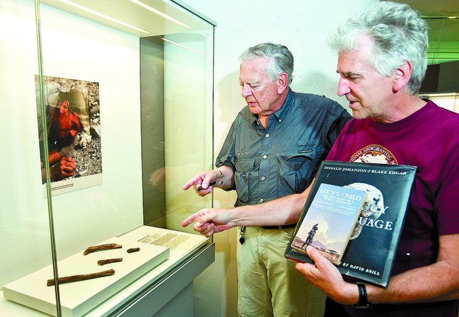 Johanson y Arsuaga observan las réplicas de los fósiles que el científico estadounidense halló en Olduvai (Tanzania) en 1986 (el de la foto, excavando, es él). Jesús J. Matías
