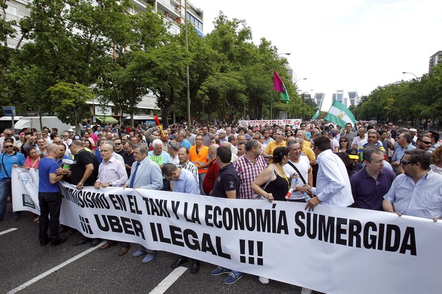 CIENTOS DE TAXISTAS SE MANIFIESTAN EN MADRID CONTRA EL INTRUSISMO Hugo Ortuño