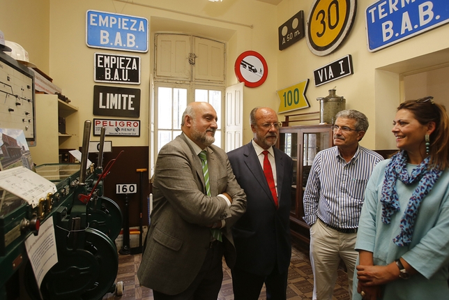 El alcalde y varios concejales visitaron ayer la exposición de Asvafer.  J. Tajes