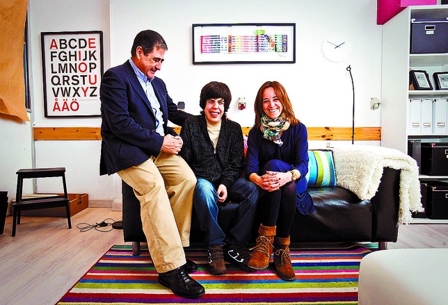 Jesús Cirujano con su hijo Luis y su persona de apoyo, María Ortega.. Alberto Rodrigo