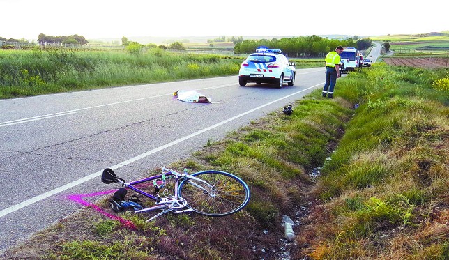 La bicicleta, partida por la mitad, quedó sobre el asfalto de la carretera de La Aguilera a varios metros del cuerpo sin vida de Natalio González. DB