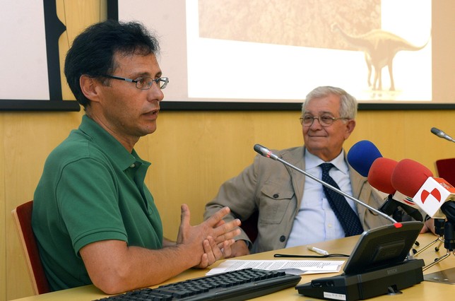 Fidel Torcida, director de las excavaciones paleontológicas en la Sierra de la Demanda (I), presenta junto con Alfredo Pérez-González, director del CENIEH. Ricardo Ordóñez (ICAL)