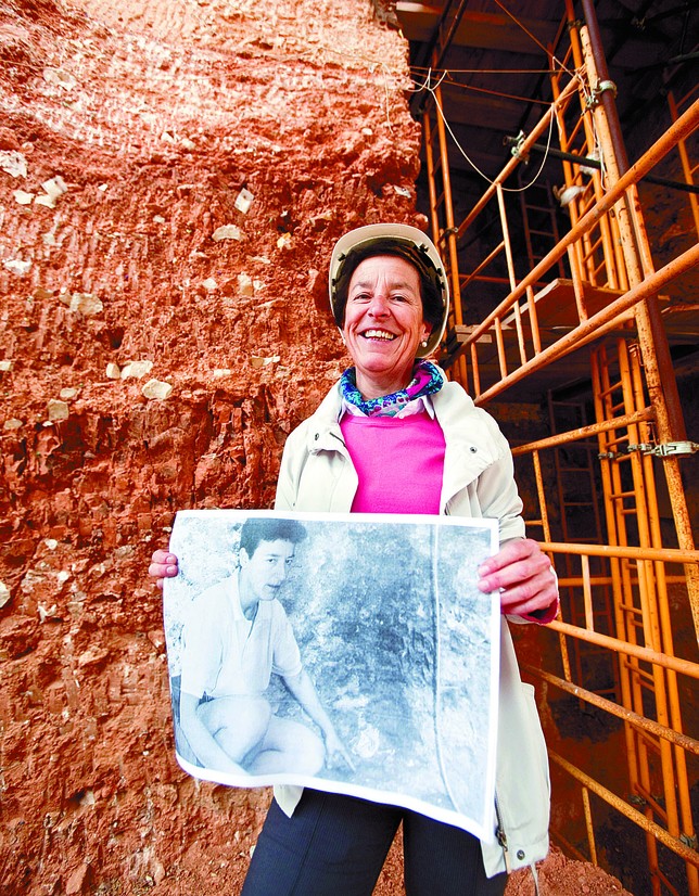 Aurora Martín posa con su foto del día después de los hallazgos ante el punto de Gran Dolina donde se encontró el primer diente de Homo Antecessor el 8 de julio de 1994.  Jesús J. Matías
