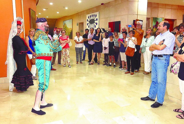 La compañía de teatro ‘El Grito’ demostró que hay otros lenguajes de signos sin sonido, como el del abanico.  Diario de Burgos