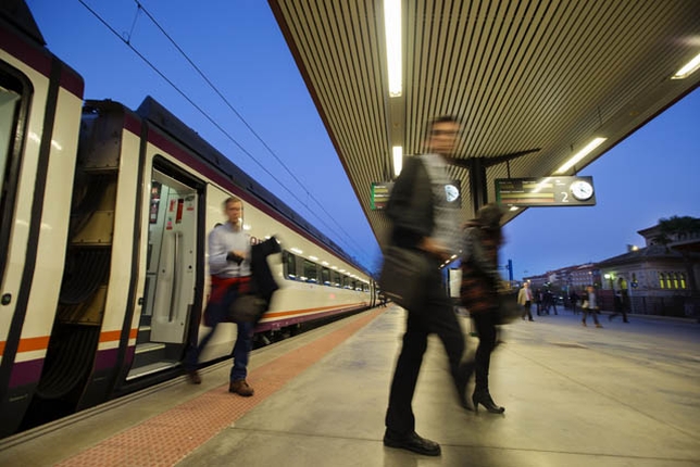 Casi 1,3 millones de viajeros han subido al AVE desde enero a octubre de este año. / YOLANDA LANCHA