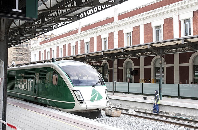   El tren laboratorio ‘Virgen de Montserrat (355.002)’, a su llegada a la estación de Palencia por las vías de Alta Velocidad que ayer estrenaba. Más tarde siguió a León. DP