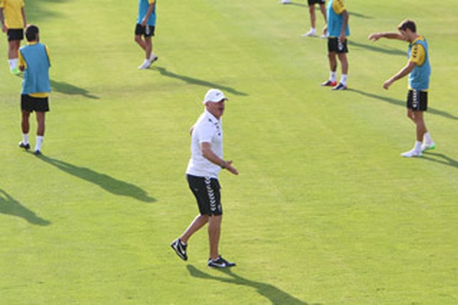 Luis César dirige el trabajo de sus jugadores durante un entrenamiento.  Arturo Pérez