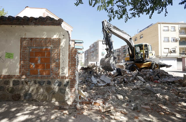 Las máquinas derribaron seis casas de la calle Beneficiencia. Víctor Ballesteros