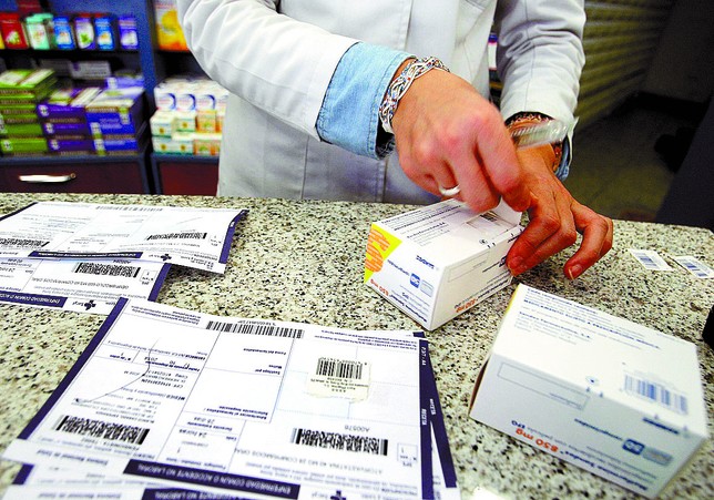 Expedición de medicamentos con receta en una farmacia. Miriam Chacón (ICAL)