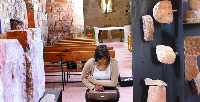 Una estudiante trabaja en la base de datos de las estelas romanas y medievales procedentes de la iglesia. J.J.M.