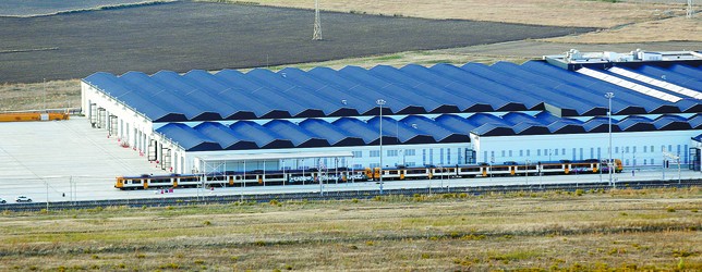 Los nuevos talleres de Renfe en el Páramo de San Isidro ya han acogido los primeros trenes para realizar pruebas en la maquinaria y en la vía de acceso.  J.T.