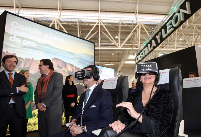 Josefa García y Antonio López de Ávila realizan un recorrido virtual por la Comunidad en la inauguración de Intur. Miriam Chacon