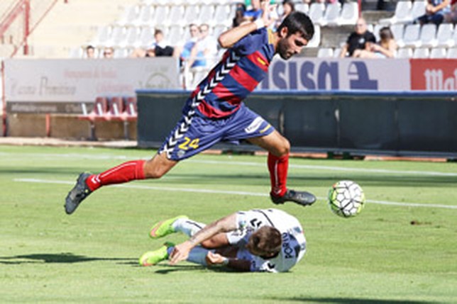 Portu es derribado por Escassi dentro del área en el penalti que sirvió para ganar el partido. José Miguel Esparcia