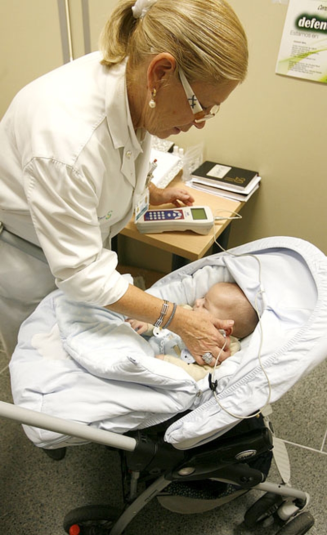 Un bebé es sometido a la prueba de otoemisiones acústicas en el HGUCR. / TOMÁS FERNÁNDEZ