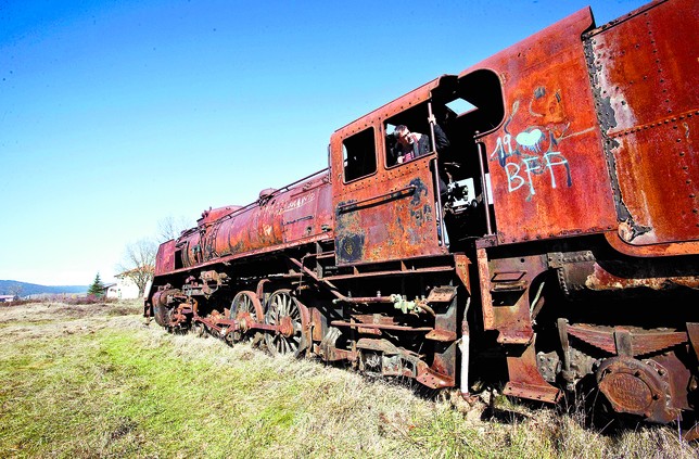 Esta locomotora varada y oxidada en Villarcayo es un símbolo de la maldición que persigue al ferrocarril en esta tierra. Jesús J. Matías