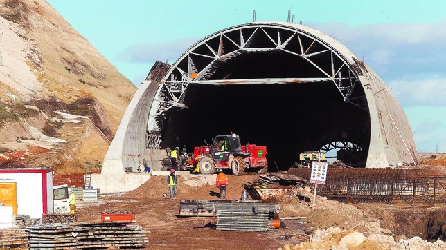 Media docena de operarios trabajaban ayer por la tarde en la boca del túnel más cercana a Estépar. Valdivielso