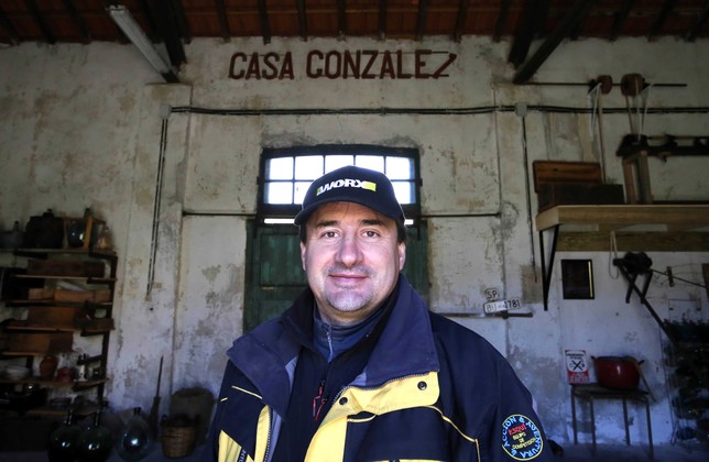 José González, propietario del parque ferroviario de Barruelo de Santullán, en el interior de la nave que ha transformado en museo familiar MiriamChacoN