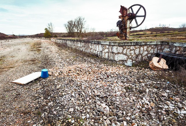 Imagen general que ofrecía ayer la zona, en la que tan solo se mantiene la plataforma del muelle sin el raíl. Luis López Araico